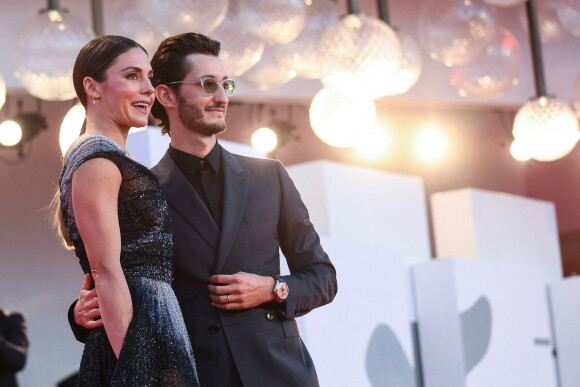 Natasha Andrews et son mari Pierre Niney lors du red carpet du film "Amants" lors de la 77ème édition du festival international du film de Venise (Mostra) le 3 septembre 2020.
