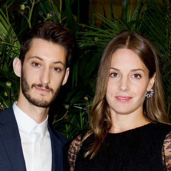 Pierre Niney et sa compagne Natasha Andrews (enceinte) - Dîner de gala du 71ème anniversaire des amis de CARE, organisé par l'ONG CARE France et DIOR, à l'hôtel The Peninsula Paris à Paris, France, le 9 octobre 2017. © Julio Piatti/Bestimage