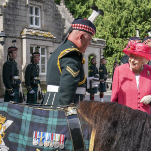 La reine Elisabeth II d'Angleterre lors d'une inspection des troupes de Balaklava Company, 5ème Bataillon du Régiment Royal d'Écosse à Balmoral, Royaume Uni, le 9 août 2021.