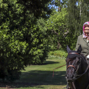 La reine Elisabeth II fait une balade à cheval dans le parc du château de Windsor le 31 mai 2020.