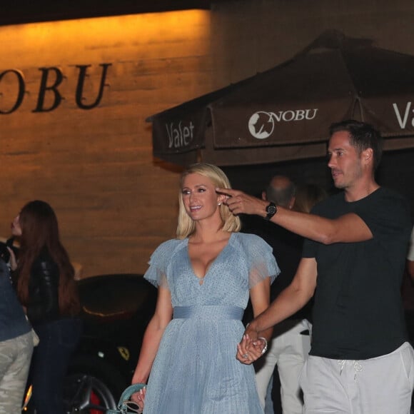 Paris Hilton et son fiancé Carter Milliken Reum sont allés diner en amoureux au restaurant Nobu dans le quartier de Malibu à Los Angeles, le 18 juillet 2021 