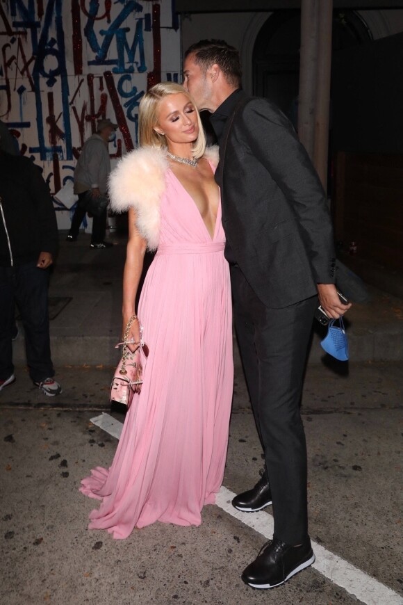 Paris Hilton et son fiancé Carter Reum quittent le Craig's à l'issue d'une soirée pré-cérémonie des Oscars. Los Angeles, le 21 avril 2021.