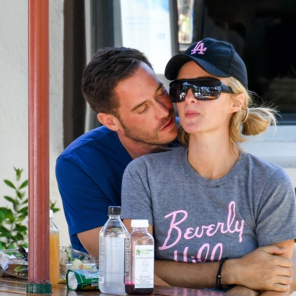 Tendrement enlacés, Paris Hilton et son compagnon Carter Reum s'embrassent pendant leur déjeuner romantique à Malibu, le 7 juin 2020.