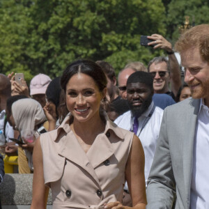 Le prince Harry, duc de Sussex et Meghan Markle, duchesse de Sussex lors de leur visite de l'exposition commémorative de la naissance de Nelson Mandela au centre Southbank à Londres le 17 juillet 2018