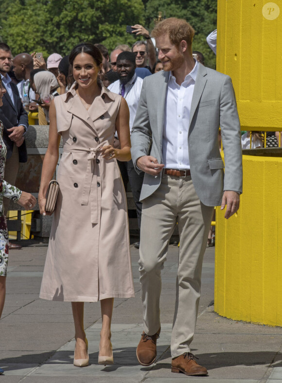 Le prince Harry, duc de Sussex et Meghan Markle, duchesse de Sussex lors de leur visite de l'exposition commémorative de la naissance de Nelson Mandela au centre Southbank à Londres le 17 juillet 2018