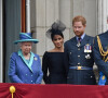 La reine Elisabeth II, Meghan Markle, le prince Harry, le prince William, Kate Catherine Middleton - La famille royale d'Angleterre lors de la parade aérienne de la RAF pour le centième anniversaire au palais de Buckingham à Londres.