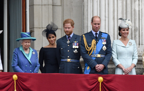 La reine Elisabeth II, Meghan Markle, le prince Harry, le prince William, Kate Catherine Middleton - La famille royale d'Angleterre lors de la parade aérienne de la RAF pour le centième anniversaire au palais de Buckingham à Londres.
