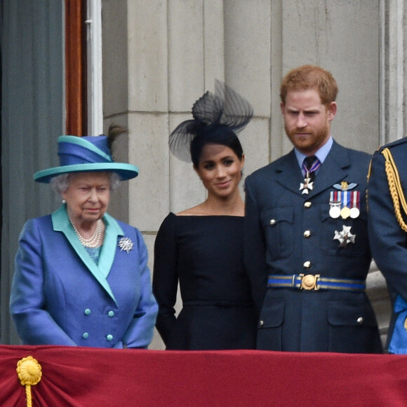 La reine Elisabeth II, Meghan Markle, le prince Harry, le prince William, Kate Catherine Middleton - La famille royale d'Angleterre lors de la parade aérienne de la RAF pour le centième anniversaire au palais de Buckingham à Londres.