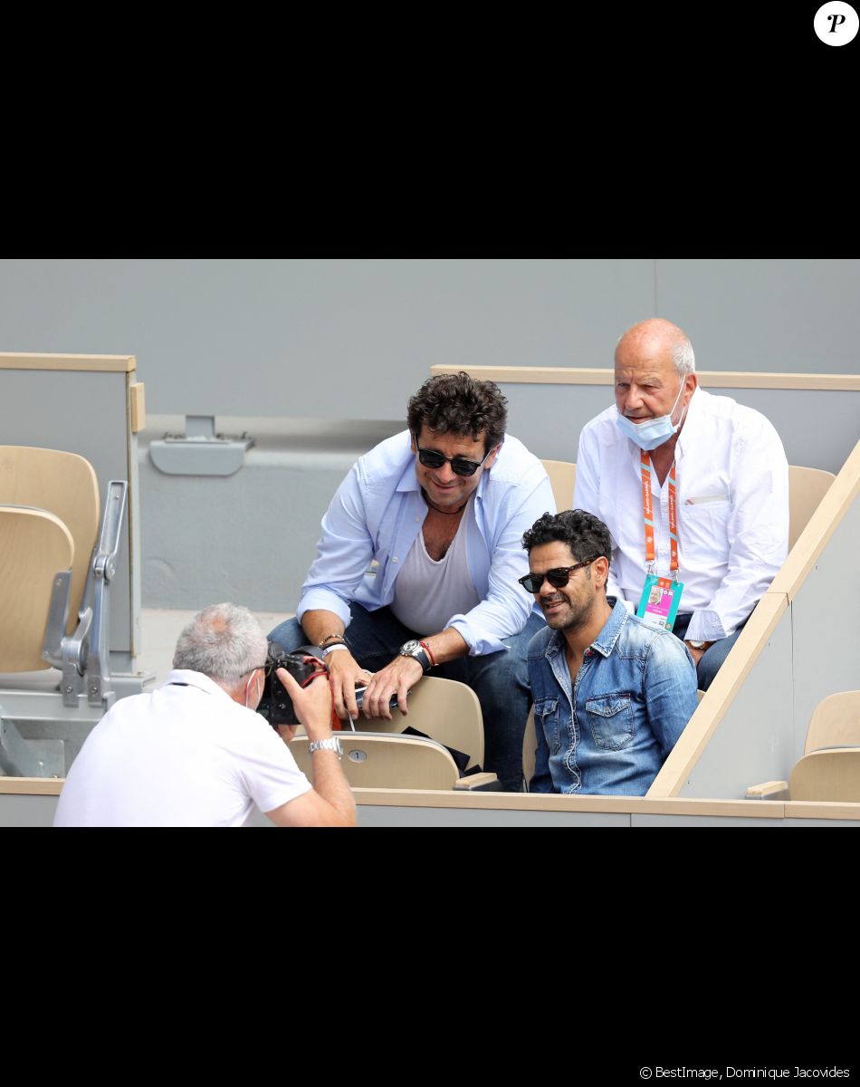 Fou rire dans la tribune de Roland Garros : Jamel Debbouze fait le show et perturbe le match en cours et l'arbitre . Jamel Debbouze, Patrick Bruel et Marc Ladreit de Lacharrière dans les tribunes des internationaux de France Roland Garros à Paris le 12 juin 2021. © Dominique Jacovides / Bestimage