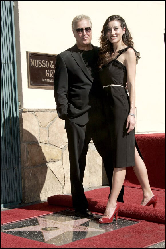 William Petersen (Les Experts) inaugure son étoile sur le Walk of Fame à Hollywood, en 2009, avec sa femme Gina.