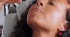 Christina Milian se délecte d'une chips, sous les yeux de sa fille Violet.