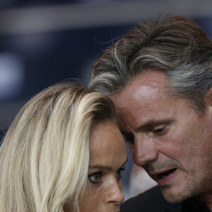 Cécile de Ménibus et son compagnon Thierry (Directeur de production) - People au match de football PSG-Bordeaux au Parc des Princes à Paris le 11 septembre 2015. 