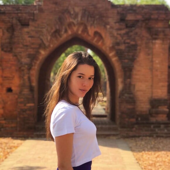 Emilie Broussouloux dévoile des clichés de son allaitement avec bébé sur Instagram
 