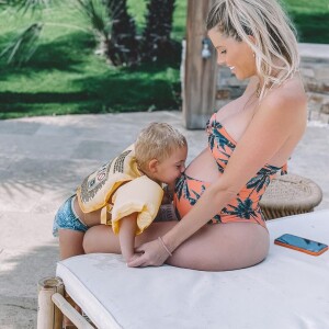 Jessica Thivenin, heureuse avec son mari Thibault Garcia et leur file Maylone. La famille s'est agrandie avec l'arrivée de la petite Leewane.