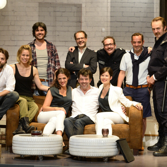 Arthur Jugnot, Caroline burgues, Boris Soulages, Laetitia Laburthe, Philippe Dusseau, Stéphane Plaza, Sébastien Pierre, Flavie Péan, Stéphane Godin et Yannik Mazzilli - Filage de la pièce "A gauche en sortant de l'ascenseur" au théâtre Saint-Georges à Paris.