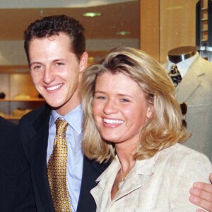 Michael Schumacher et sa femme Corinna dans une boutique à Milan en décembre 1997.