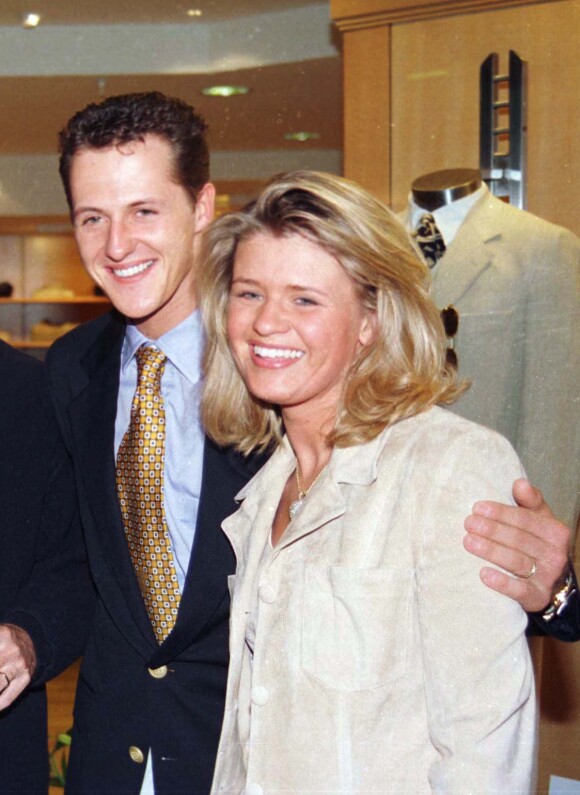 Michael Schumacher et sa femme Corinna dans une boutique à Milan en décembre 1997.