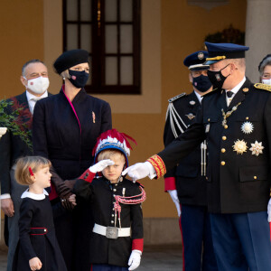 La princesse Charlène de Monaco, la princesse Gabriella de Monaco, comtesse de Carladès, le prince Jacques de Monaco, marquis des Baux, le prince Albert II de Monaco, la princesse Caroline de Hanovre - La famille princière assiste à une cérémonie de remise de médaille dans la cours du Palais de Monaco lors de la Fête Nationale 2020 de la principauté de Monaco le 19 novembre 2020. © David Nivière / Pool / Bestimage  Princely family attends a medal ceremony at the Monaco Palace on November 19, 2020 in Monaco as part of Monaco's National Day celebrations. 