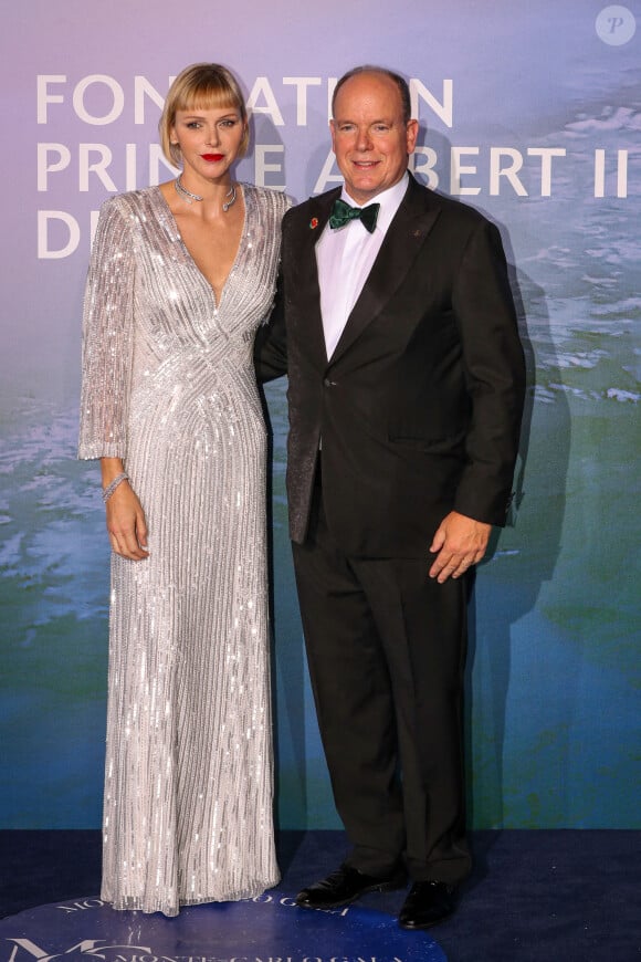 Le prince Albert II de Monaco et la princesse Charlène (bijoux Repossi) lors du photocall du gala "Monte-Carlo Gala for Planetary Health" organisé par la Fondation Prince Albert II de Monaco le 24 septembre 2020. © Jean-Charles Vinaj / Pool Monaco / Bestimage  Princess Charlene of Monaco, Prince Albert II of Monaco attends the Monte-Carlo Gala For Planetary Health on September 24, 2020 in Monte-Carlo, Monaco 