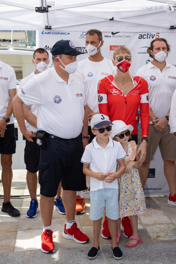 Le prince Albert II de Monaco et la princesse Charlène de Monaco avec leurs enfants le prince Jacques de Monaco, marquis des Baux et la princesse Gabriella de Monaco, comtesse de Carladès - La famille princière de Monaco au départ de la 3ème édition de la course "The Crossing : Calvi-Monaco Water Bike Challenge". Calvi, le 12 septembre 2020. © Olivier Huitel/Pool Monaco/Bestimage