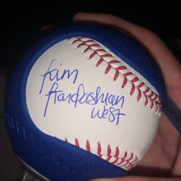 Kim Kardashian West a signé une balle de baseball de fan de son nom complet à Atlanta le 26 aout 2021 alors qu'elle révèle qu'elle gardera le nom de famille de Kanye malgré le dépôt de Kanye pour changer son nom légal en "Ye".