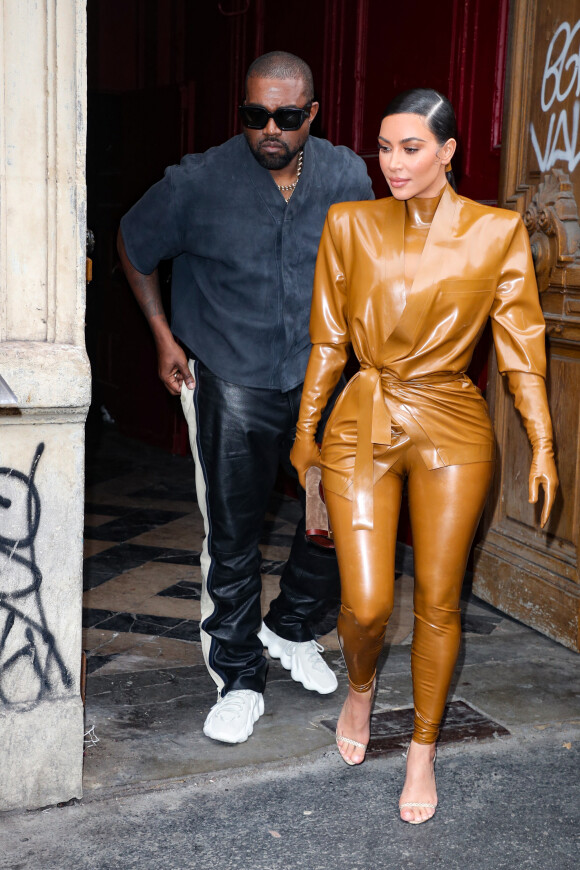 Kanye West et sa femme Kim Kardashian à la sortie du Théâtre des Bouffes du Nord après le "Sunday Service" à Paris.