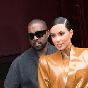 Kanye West et sa femme Kim Kardashian à la sortie du Théâtre des Bouffes du Nord après le "Sunday Service" à Paris, le 1er mars 2020.