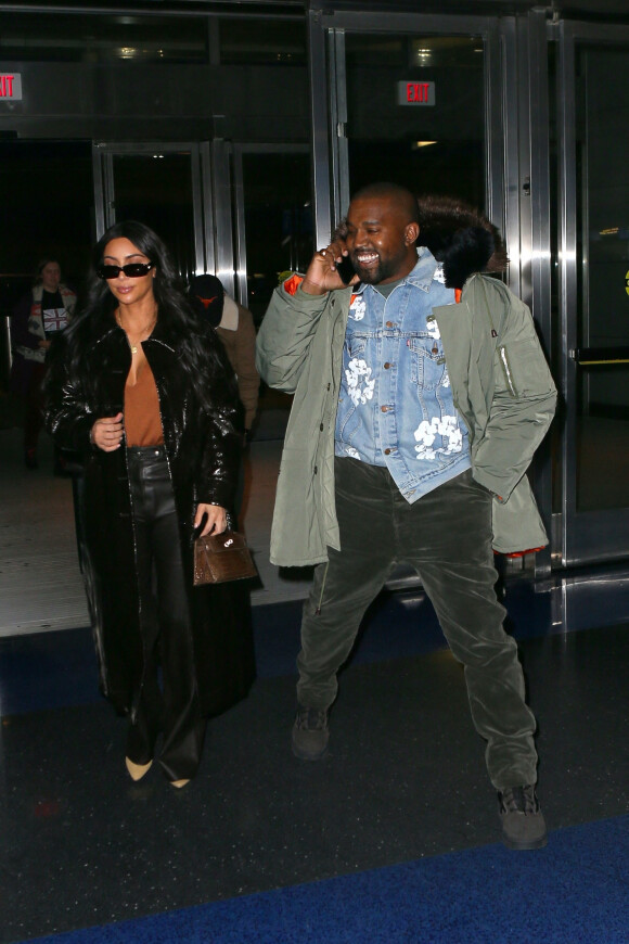 Kim Kardashian et son mari Kanye West arrivent à l'aéroport de New York (JFK), le 5 février 2020.