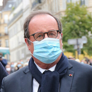 François Hollande et sa compagne Julie Gayet - Arrivées aux obsèques de Juliette Gréco en l'église Saint-Germain-des-Prés. Le 5 octobre 2020 © Jacovides-Moreau / Bestimage