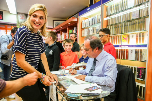 L'ancien président de la République François Hollande a dédicacé son livre "Les leçons du pouvoir" en compagnie de sa compagne Julie Gayet et de sa chienne Philae, à la libraire "OCEP- Place Média" à Octenville puis à "L'Encre Bleue" à Granville le 1er septembre 2018.