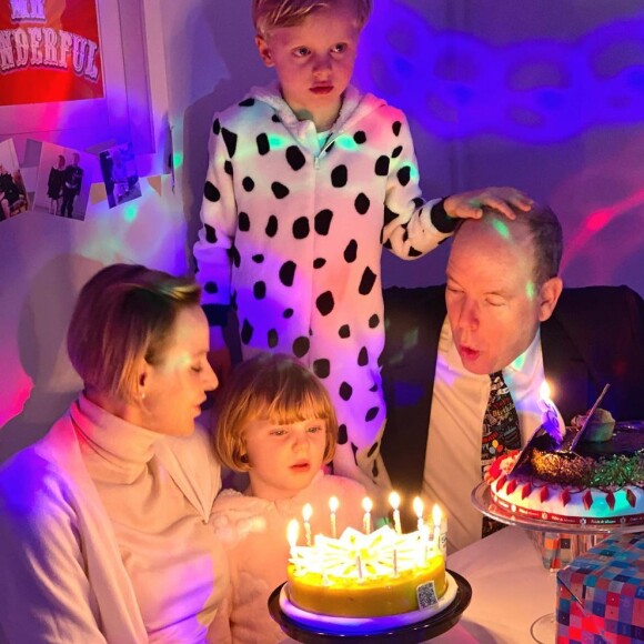 Le prince Albert et son épouse la princesse Charlene célèbrent les 6 ans de leurs enfants, Jacques et Gabriella, sur Instagram le 10 décembre 2020.
