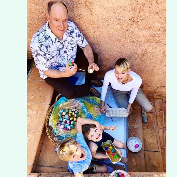Le prince Albert et son épouse la princesse Charlene avec leurs enfants, Jacques et Gabriella, pour Pâques, sur Instagram, avril 2021.
