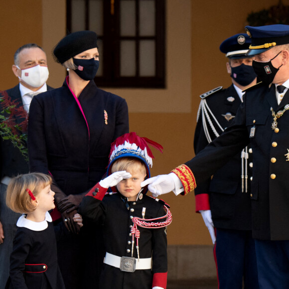 La princesse Charlène de Monaco, la princesse Gabriella de Monaco, comtesse de Carladès, le prince Jacques de Monaco, marquis des Baux, le prince Albert II de Monaco, la princesse Caroline de Hanovre - La famille princière assiste à une cérémonie de remise de médaille dans la cours du Palais de Monaco lors de la Fête Nationale 2020 de la principauté de Monaco le 19 novembre 2020. © David Nivière / Pool / Bestimage