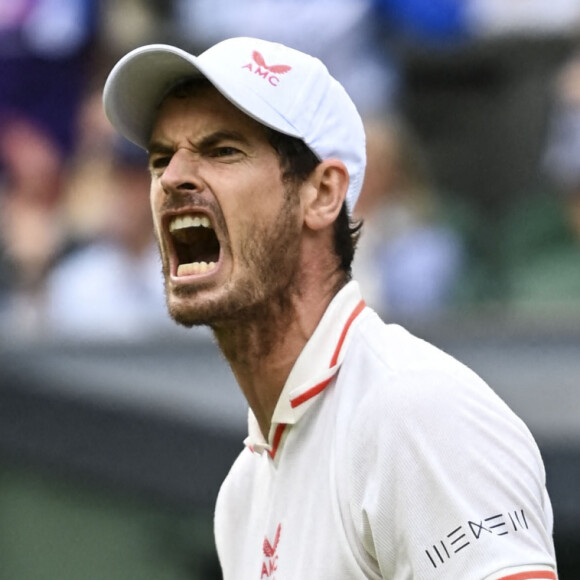 Andy Murray remporte le match contre le Géorgien Nikoloz Basilashvii (6-4, 6-3, 5-7, 6-3) à Wimbledon, quatre ans après son dernier match sur le gazon anglais.