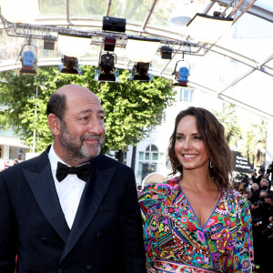 Kad Merad et sa compagne Julia Vignali - Montée des marches du film " OSS 117 : Alerte rouge en Afrique Noire " lors du 74ème Festival International du Film de Cannes. Le 17 juillet 2021 © Borde-Jacovides-Moreau / Bestimage 