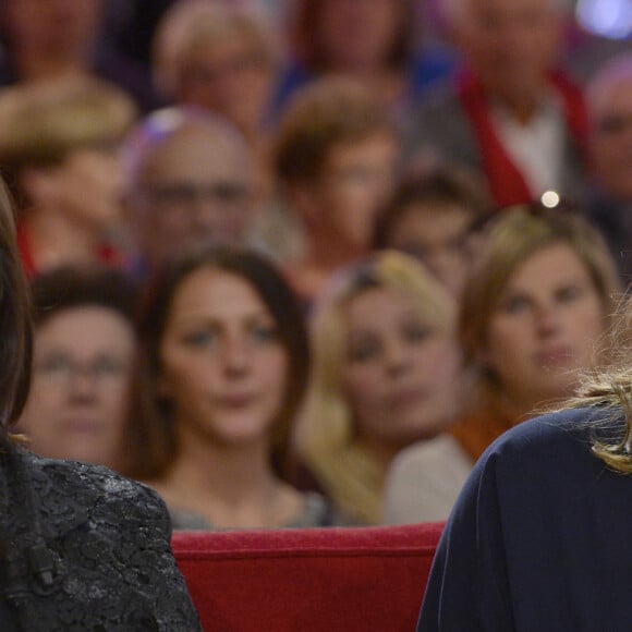 Michèle Bernier et Charlotte Gaccio - Enregistrement de l'émission "Vivement Dimanche" à Paris le 13 octobre 2015.