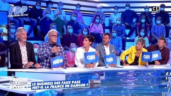 Les chroniqueurs Géraldine Maillet et Guillaume Genton dans "Touche Pas à Mon Poste".