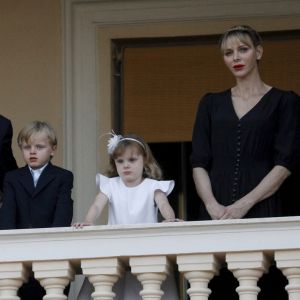 Le prince Albert II de Monaco, la princesse Charlène et leurs enfants le prince Jacques et la princesse Gabriella - La famille princière de Monaco assiste au feu de la Saint Jean dans la cours du palais princier à Monaco. © Dylan Meiffret / Nice Matin / Bestimage