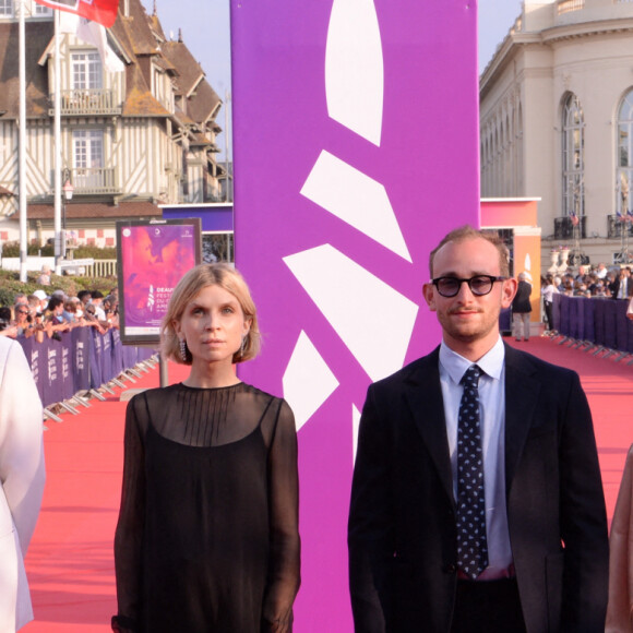 Les membres du jury de la révélation Céleste Brunnquell, Antoine Lomepal, Clémence Poésy, enceinte (présidente du jury de la révélation), Kacey Mottel-Klein et India Hair assiste à la projection du film "Stillwater" lors de la cérémonie d'ouverture de la 47ème édition du festival du Cinéma Américain de Deauville. Deauville, le 3 septembre 2021. © Olivier Borde/Bestimage