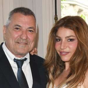 Jean-Marie Bigard et Lola Marois lors de la cérémonie oecuménique à l'occasion du renouvellement de leurs voeux pour leur 10 ans de mariage. Le 27 mai 2021 © Coadic Guirec / Bestimage 