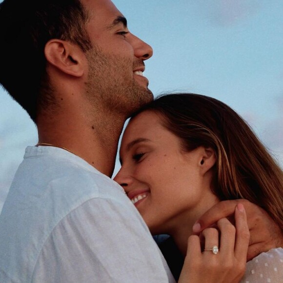Ilona Smet est fiancée à Kamran Ahmed. La fille de David Hallyday et Estelle Lefébure a annoncé l'heureuse nouvelle sur Instagram.