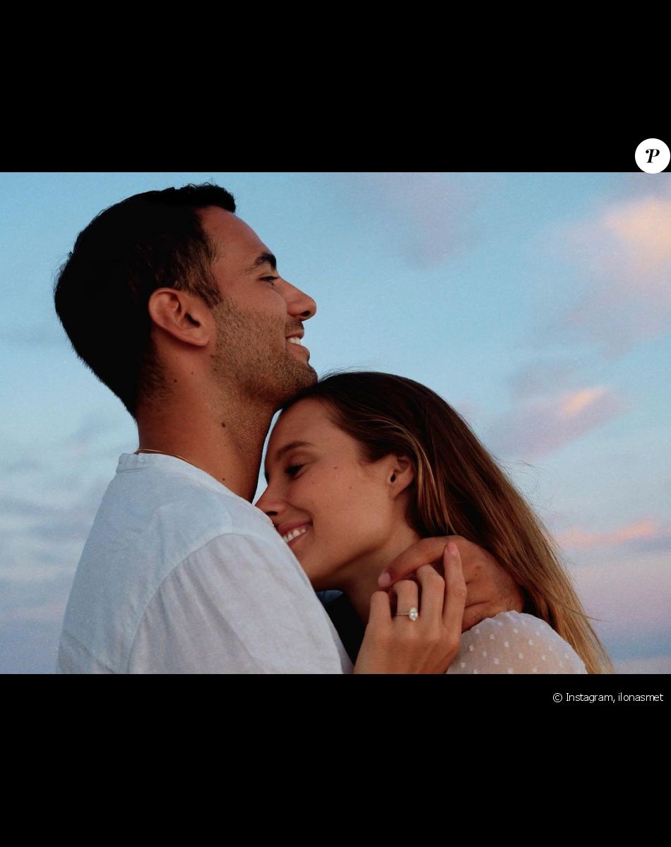 Ilona Smet est fiancée à Kamran Ahmed. La fille de David Hallyday et Estelle Lefébure a annoncé l'heureuse nouvelle sur Instagram.