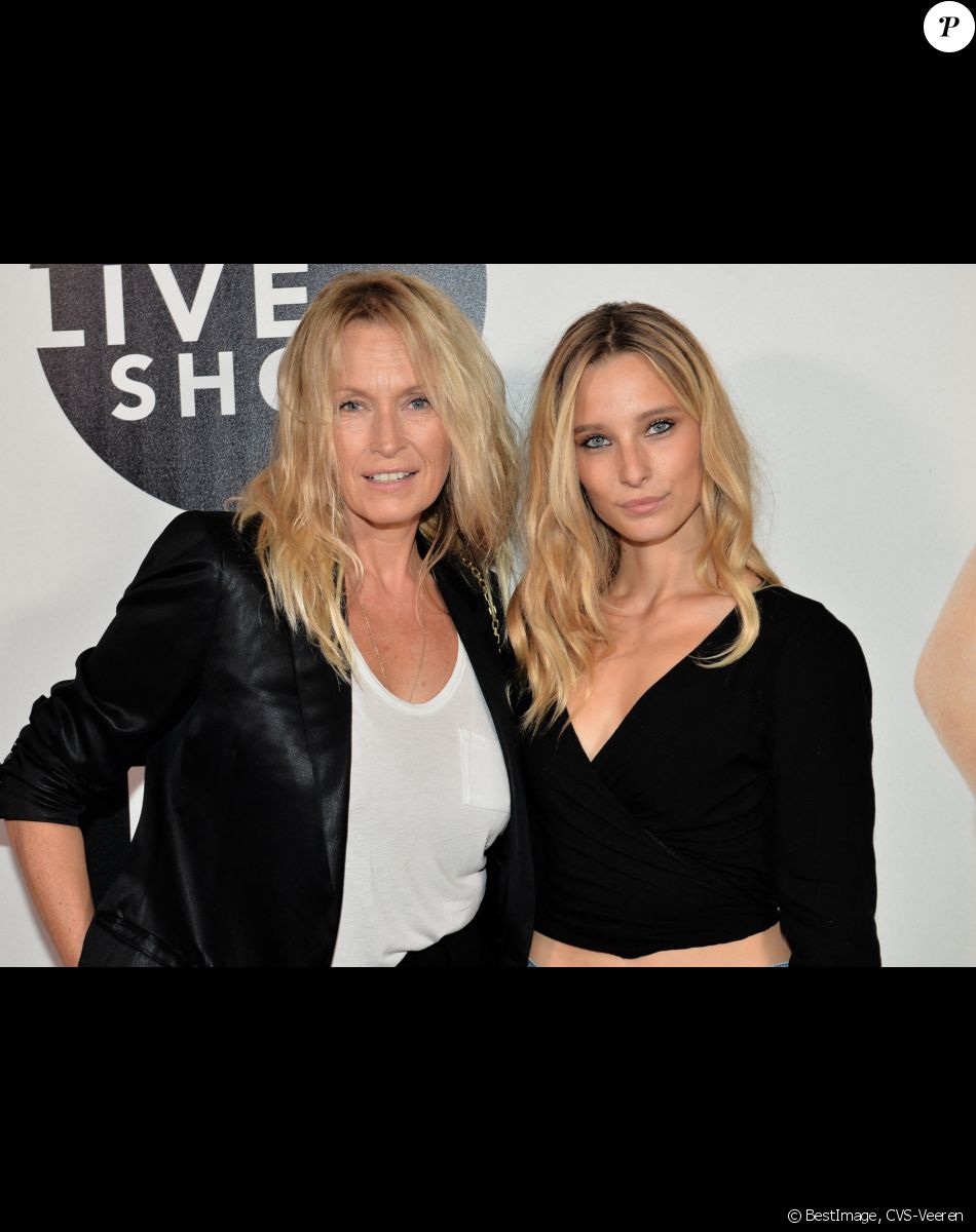 Estelle Lefébure et sa fille Ilona Smet au photocall de la 10ème édition du "Etam Live Show" (Etam Lingerie) lors de la Fashion Week à l'école nationale supérieure des beaux-arts à Paris, France, le 26 septembre 2017. Photo by CVS-Veeren/Bestimage