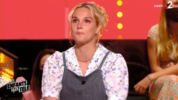 Camille Lou dans l'émission "Les enfants de la télé", sur France 2.