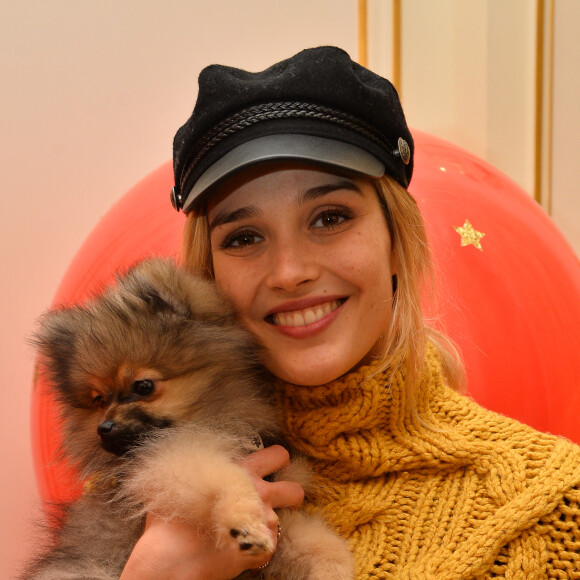 Camille Lou avec son chien Nuts - Goûter du Coeur du prix Clarins pour l'enfance organisé par Clarins, à l'hôtel Plaza Athénée à Paris, le 14 février 2018. © Veeren/Bestimage