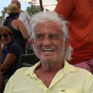 Exclusif - Jean-Paul Belmondo et son ami Charles Gérard déjeunent au restaurant Le c beach au Lavandou, France, le 20 août 2018. © Luc Boutria / Nice Matin / Bestimage