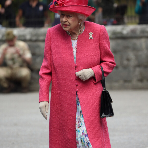 La reine Elisabeth II d'Angleterre passe en revue la garde d'honneur lors de son arrivée au château de Balmoral le 9 août 2021.
