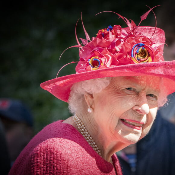 La reine Elisabeth II d'Angleterre lors d'une inspection des troupes de Balaklava Company, 5ème Bataillon du Régiment Royal d'Écosse à Balmoral, Royaume Uni, le 9 août 2021.