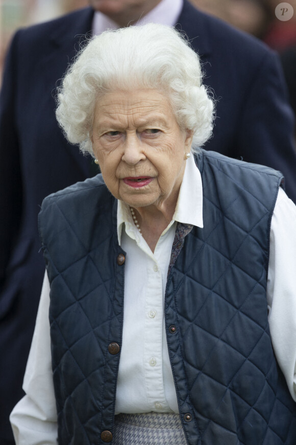 La reine Elisabeth II d'Angleterre, de retour d'Ecosse après la Holyrood Week, assiste à la course hippique "Royal Windsor Horse Show", à Windsor. La souveraine est arrivée au volant de son Range Rover.