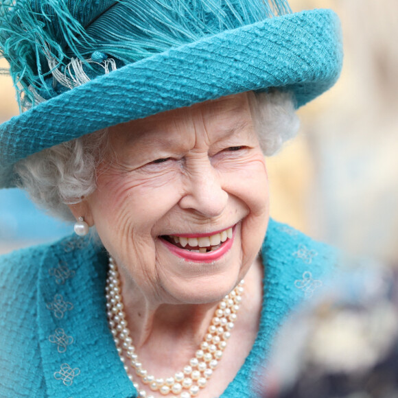 La reine Elisabeth II d'Angleterre visite le plateau de tournage de la série "Coronation Street" à Manchester, le 8 juillet 2021.
